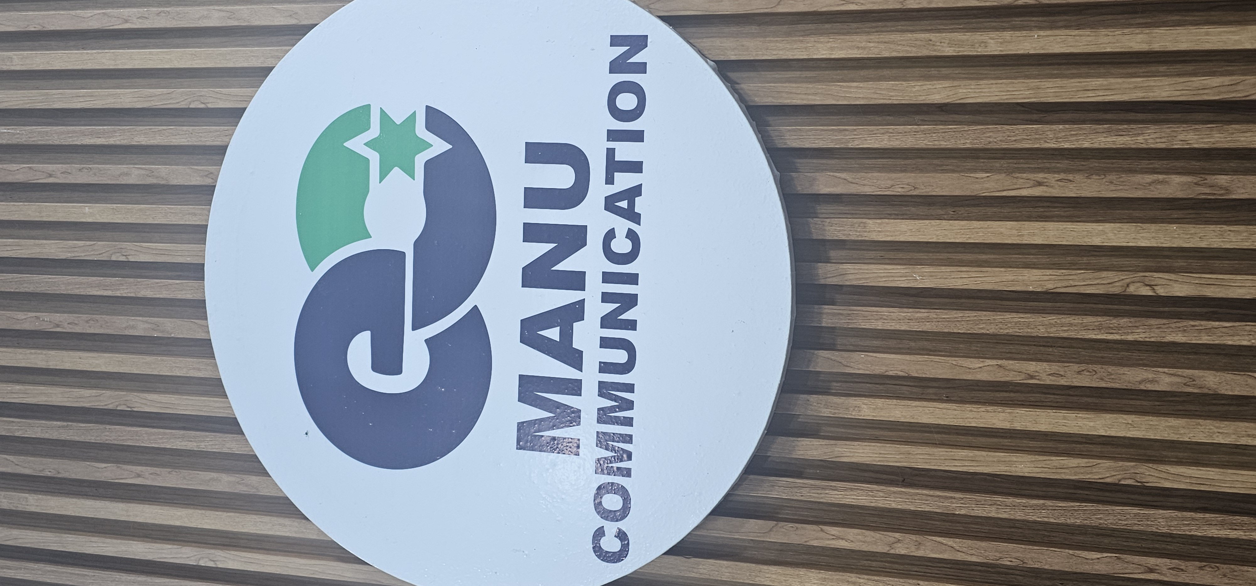Manucommunication