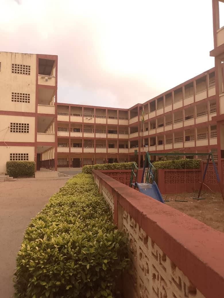 ÉCOLE A VENDRE A ADIDOGOMÉ sur 5 lots collé à 1,3 Milliards